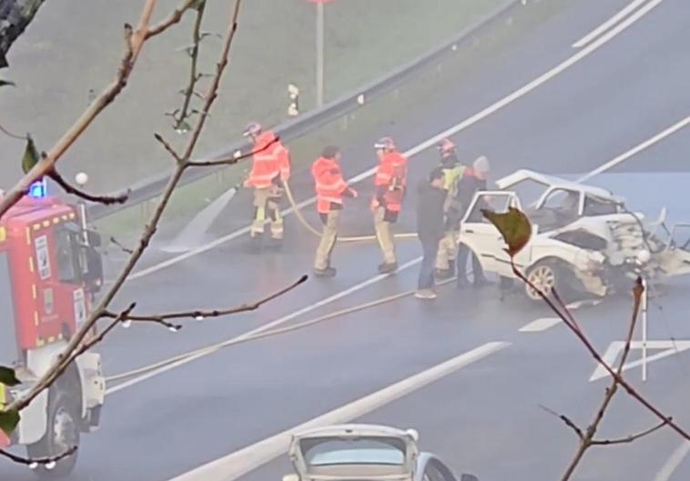 Un impacto «brutal» que ha dejado los dos coches en dirección contraria a la que viajaban